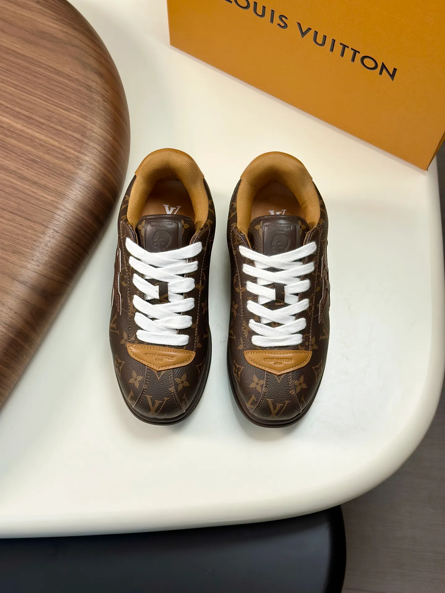 Factory direct sale ¥700💰Full set of packaging💰Top version LV-Louis Vuitton-Classic catwalk new style 1:1 developed replica of the original version! ! The upper foot is very comfortable. It is made of luxurious materials and fine workmanship. The midsole is printed with English letters "Made in Europe". The upper is made of calfskin imported from Italy. The side is decorated with the brand's LOGO and signature. The latest latex foot pads and mesh lining make the foot feel super comfortable. The original two-color TPU combination outsole is specially provided by the original factory. Bag technology Goodyear stitched edges Fabric: Exclusive custom first-layer cowhide Accessories: Exclusive private model Vuitton logo, lining: Customized silk mesh lining - first-layer silk cowhide lining Outsole: TPU combination outsole wear-resistant, non-slip and anti-yellowing Foot pads: new latex pads-mesh sweat-absorbent Counter technology: fully computerized sewing machine wire drawing Toe box back cover Hot and cold shaping Full set of pull-top last with medium and low logo pattern Counter packaging - Shoelaces, certificates, cards, instructions, certificates of quality, dust bags, the most comprehensive packaging on the Internet, men's size 339-44 (38/45 custom-made, non-refundable!